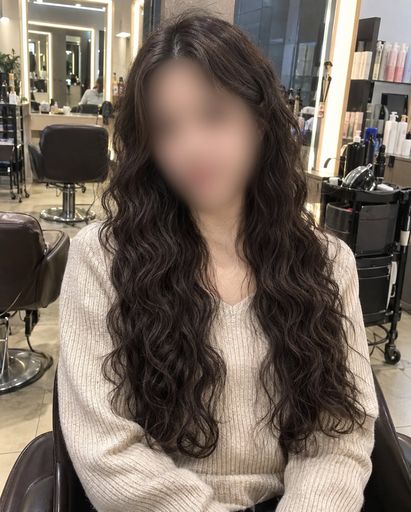 허리까지 오는 히피펌 롱헤어를 한 여성의 미용실 원본 사진(얼굴 블러 처리)